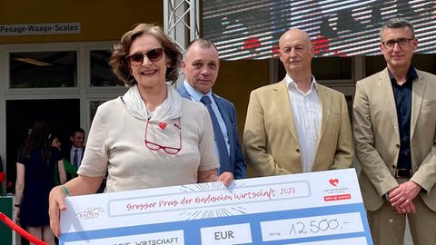 Monika Wasel mit Spendenscheck bei Badische Wirtschaft meets Herzenssache in Iffezheim